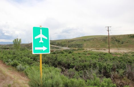 A sign pointing toward the Rifle-Garfield County Airport
